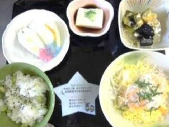 和食の料理プレート 料理 彩り豊かな料理は栄養バランスが考えられており、食事の楽しみを提供します。