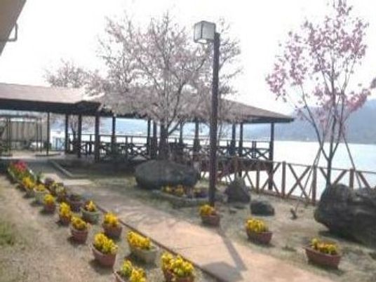 湖畔の庭園