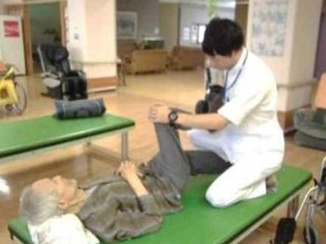 機能訓練の様子 機能訓練室 広い空間で、専門のスタッフが丁寧にサポートする訓練を行っています。利用者に寄り添った支援が可能です。