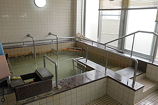 手すり付きの浴室