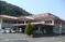 山間の建物と車
