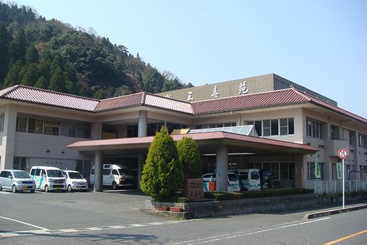 山間の建物と車