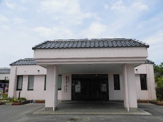 正面玄関の外観  