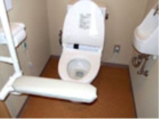 手すりが設置された個室トイレ