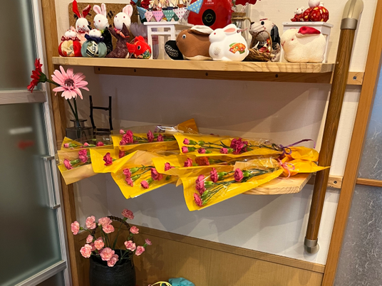 飾り棚の花束とぬいぐるみ  