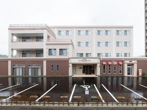雨上がりの施設外観  