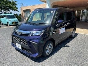 送迎車が停まる外観  