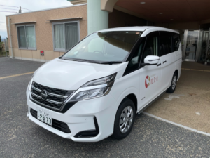 送迎車が停車する外観  