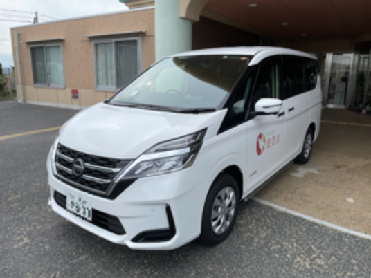 送迎車が停車する外観  