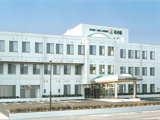 3階建ての施設外観  