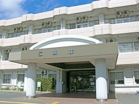明るい外観のエントランス  