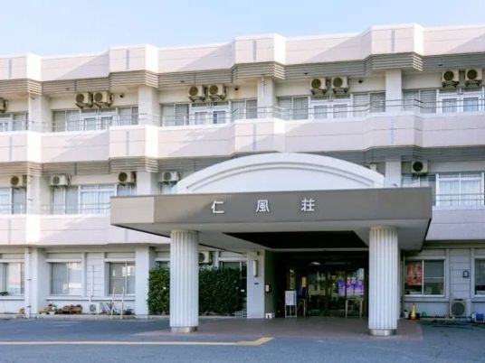 建物正面の玄関  
