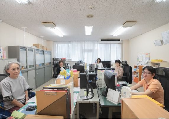 笑顔のスタッフたちオフィス