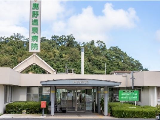 病院風の建物外観  