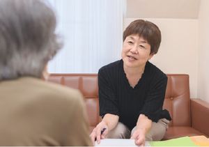 談話中のラウンジ