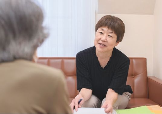 談話中のラウンジ