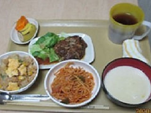 栄養バランスの食事 食堂 栄養バランスの取れたメニューが楽しめる施設の食堂です。温かいスープと共にお召し上がりいただけます。
