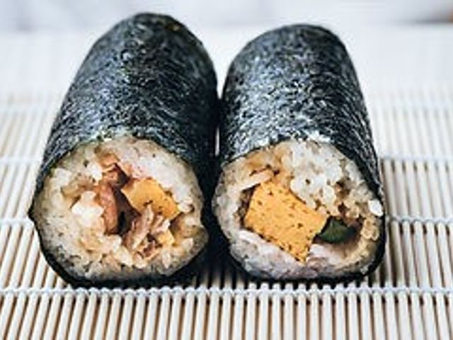 二つの巻き寿司 料理 美味しそうな巻き寿司の盛り合わせは、スタッフや利用者へのちょっとした楽しみになります。