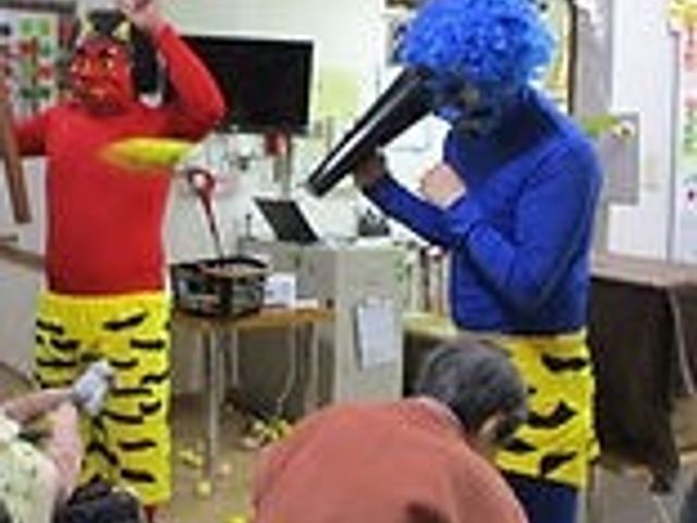 楽しいイベントの様子 多目的室 明るく楽しい雰囲気の中、入居者が笑顔でイベントを楽しんでいます。交流の機会が豊富です。