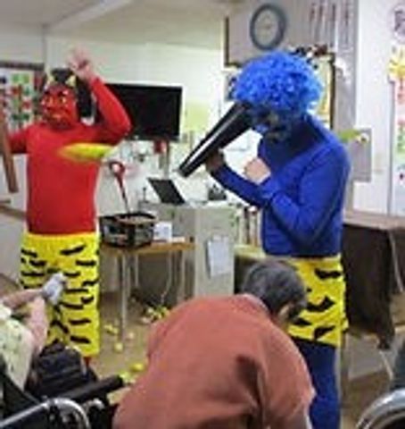 楽しいイベントの様子 多目的室 明るく楽しい雰囲気の中、入居者が笑顔でイベントを楽しんでいます。交流の機会が豊富です。