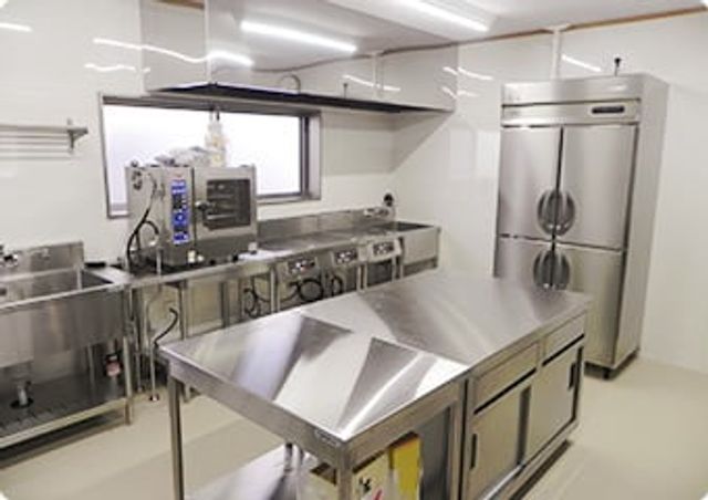 明るい調理設備のキッチン