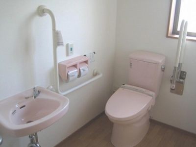 シンプルな壁のトイレ
