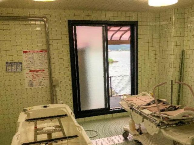 穏やかな景色の浴室 浴室 大きな窓から自然光が入り、外の景色を楽しめます。リラックスできる空間です。