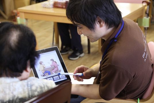新聞を読む様子の客室