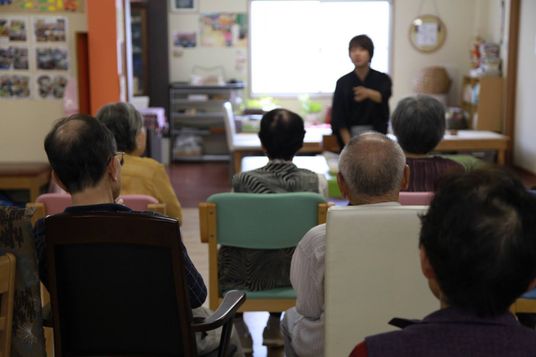 講話を聞く人々の部屋