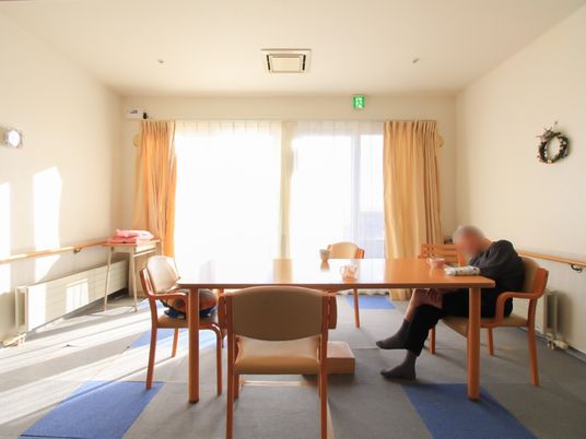 明るい居室の様子