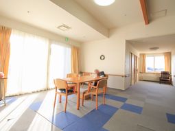 明るい居間の様子