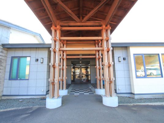 エントランスの天井が高い建物