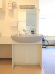 清潔な洗面台と鏡