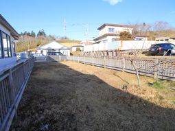 明るい日差しの中庭