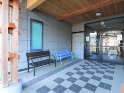 エントランスの椅子と掃除道具