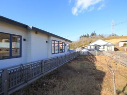 庭付きの明るい建物