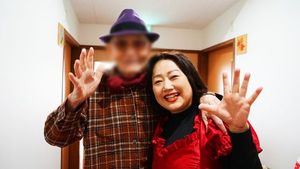 笑顔の人物が交流する廊下