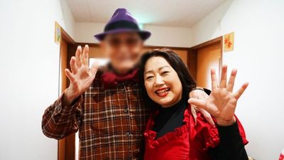 笑顔の人物が交流する廊下