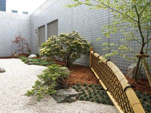 手入れされた中庭  
