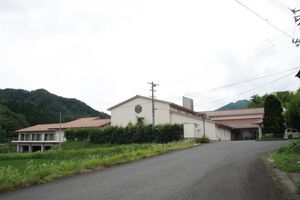 自然に囲まれた外観