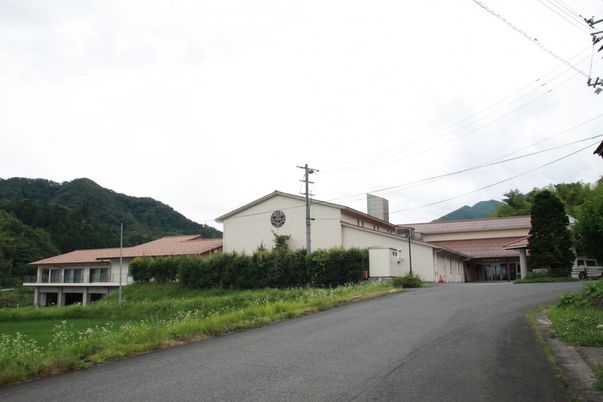 自然に囲まれた外観