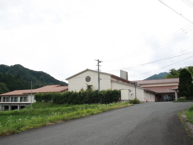 自然に囲まれた外観 外観 緑豊かな環境に囲まれた建物です。自然を感じながら働くことができます。
