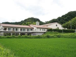 田園に建つ施設外観  