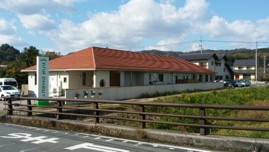 赤い屋根の施設外観