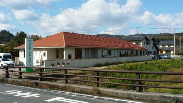 赤い屋根の施設外観