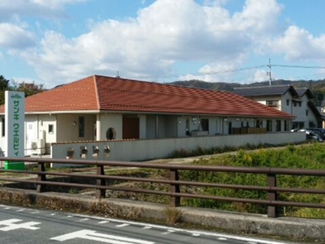 赤い屋根の施設外観 外観 穏やかな自然に囲まれた赤い屋根が特徴の建物です。外から見ると落ち着いた雰囲気があります。