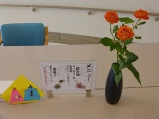 テーブル上の花と飾りのある食堂