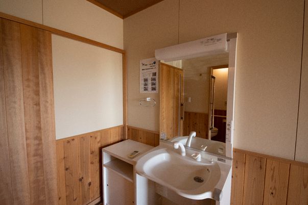 施設の写真 居室に設置された車椅子の方も利用しやすいように、下部にスペースがある洗面台