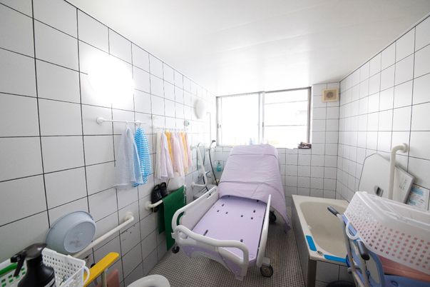 施設の写真 バリアフリー化されていて、壁に手すりが設置されている浴室