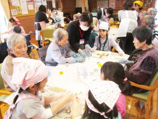 活動する人々の和室